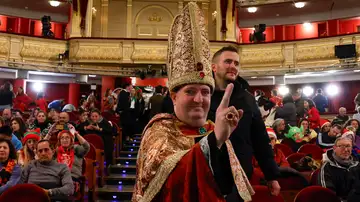 Hombre disfrazado de obispo en el Teatro Real