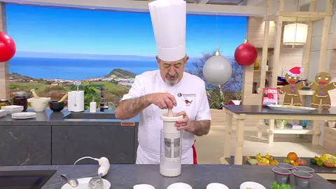 Retira la batidora, introduce el mazo y presiona la mezcla Retira la batidora, introduce el mazo y presiona la mezcla