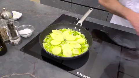 Sazona y rehógalas a fuego medio Sazona y rehógalas a fuego medio