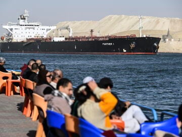 Un barco cruzando el Canal de Suez