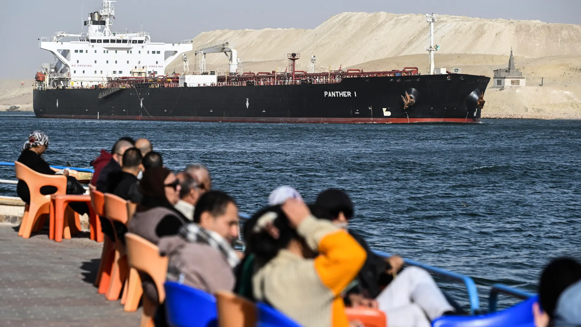 Un barco cruzando el Canal de Suez