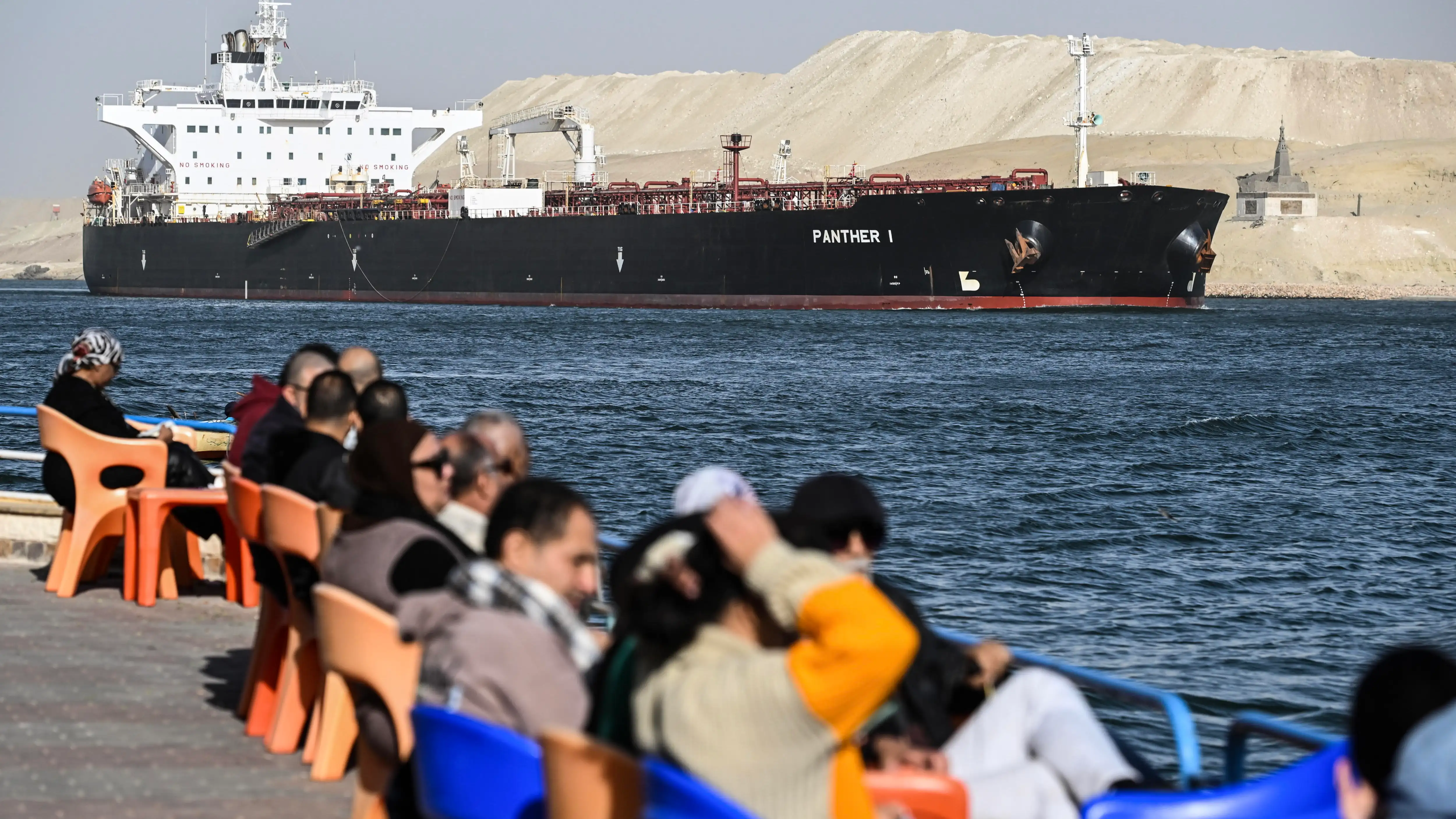 Un barco cruzando el Canal de Suez Un barco cruzando el Canal de Suez