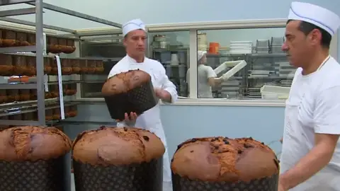 Pasteleros italianos haciendo panettone