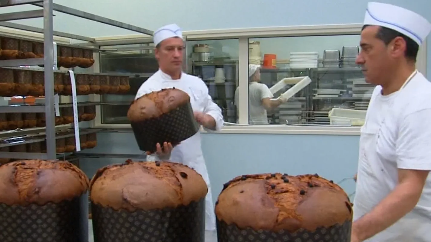 Pasteleros italianos haciendo panettone Pasteleros italianos haciendo panettone