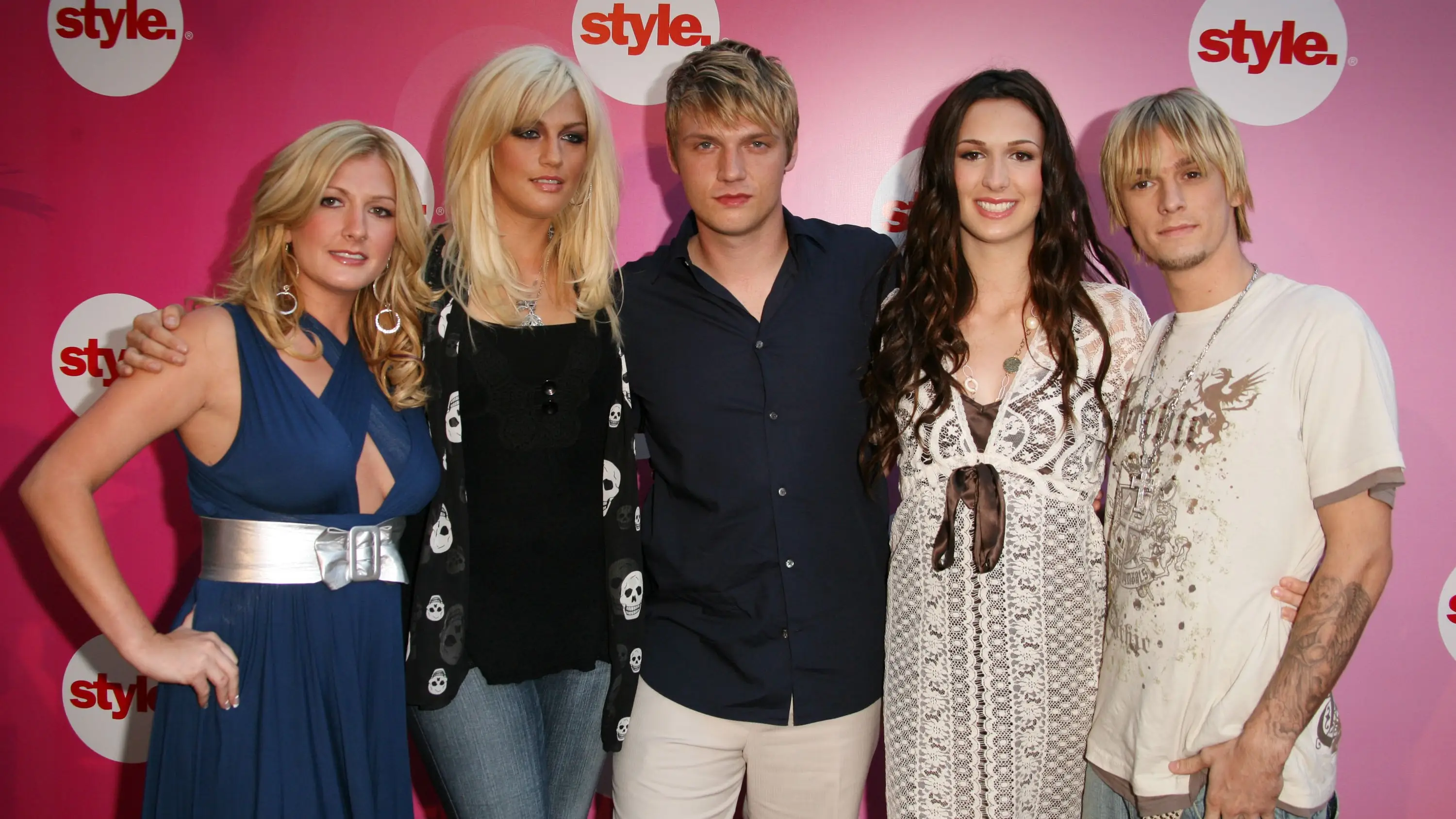 Nick Carter (Centro) acompa&ntilde;ado de sus cuatro hermanos (solo vive Angel, la segunda por la derecha)