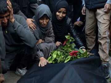 Imagen de una mujer llorando sobre el cuerpo de su hijo en Gaza