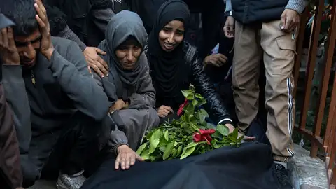 Imagen de una mujer llorando sobre el cuerpo de su hijo en Gaza