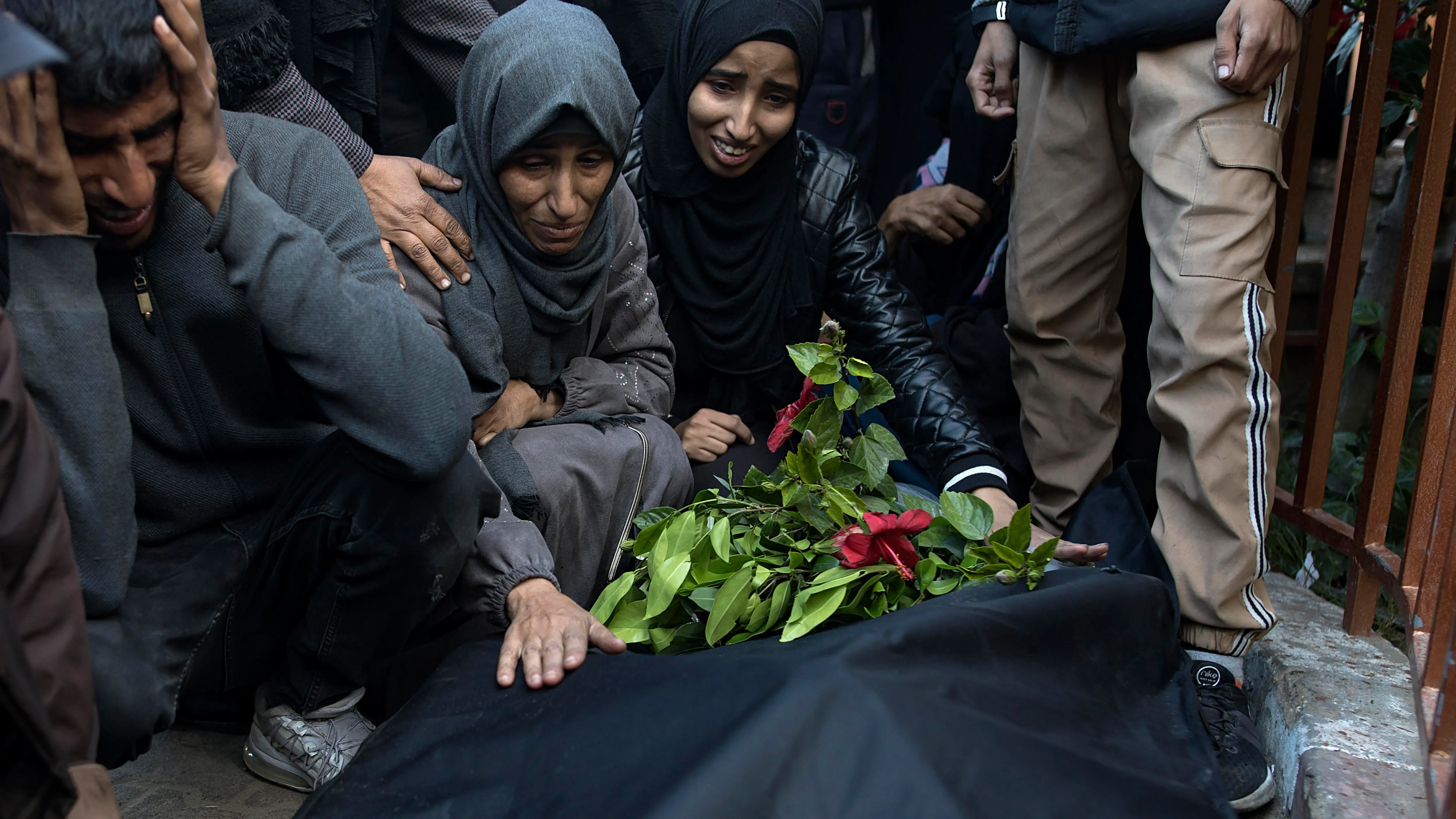 Imagen de una mujer llorando sobre el cuerpo de su hijo en Gaza