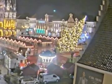 Momento en el que se cae un árbol de Navidad en Oudenaarde, Bélgica