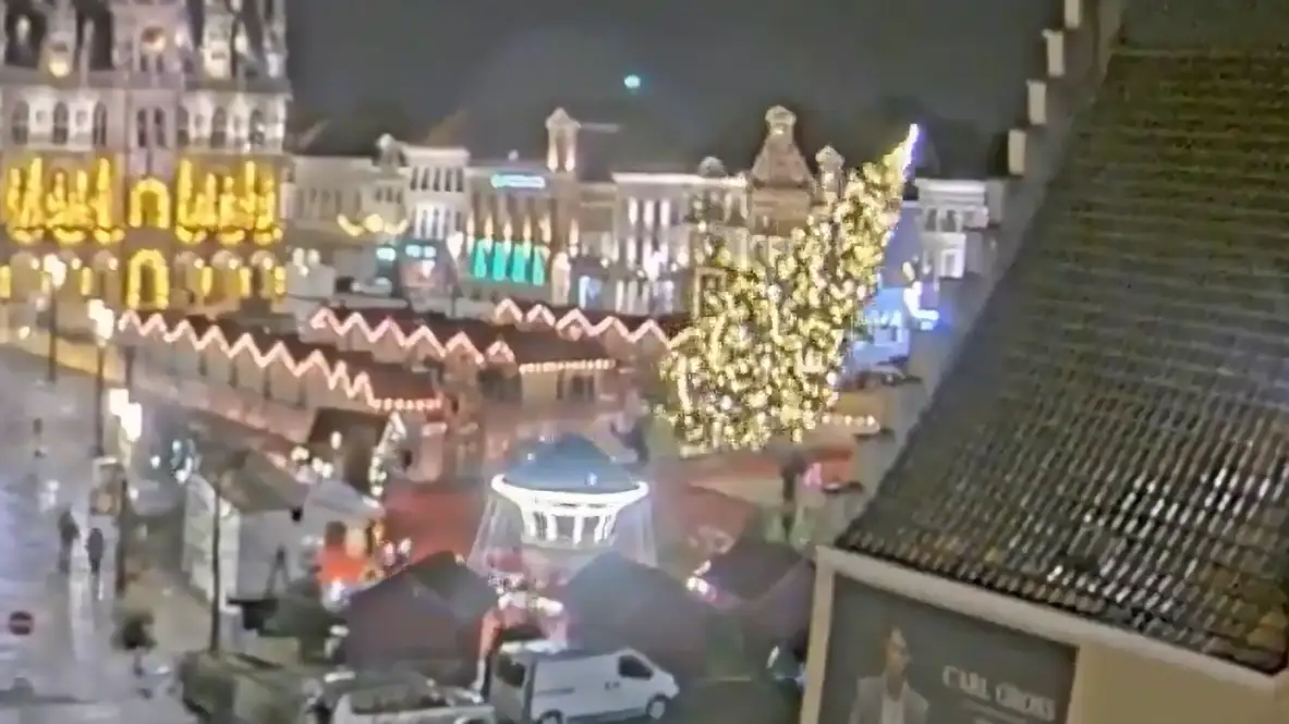 Momento en el que se cae un &aacute;rbol de Navidad en Oudenaarde, B&eacute;lgica