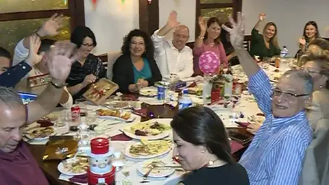 Imagen de una cena familiar en Navidad