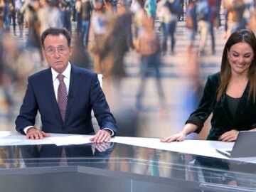 Matías Prats y Mónica Carrillo presentando Antena 3 Noticias Fin de Semana este domingo