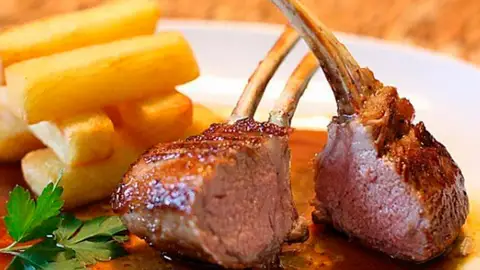 Dos de los mejores chefs de España nos recomiendan dos propuestas para preparar en casa durante estas fiestas Dos de los mejores chefs de España nos recomiendan dos propuestas para preparar en casa durante estas fiestas