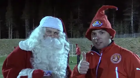 Santa Claus y su equipo de fútbol en Laponia