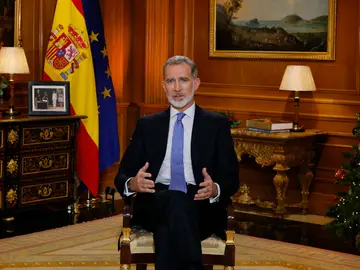 La puesta en escena del rey Felipe VI en su discurso de Nochebuena destaca la jura de la Constitución de la princesa Leonor La puesta en escena del rey Felipe VI en su discurso de Nochebuena destaca la jura de la Constitución de la princesa Leonor