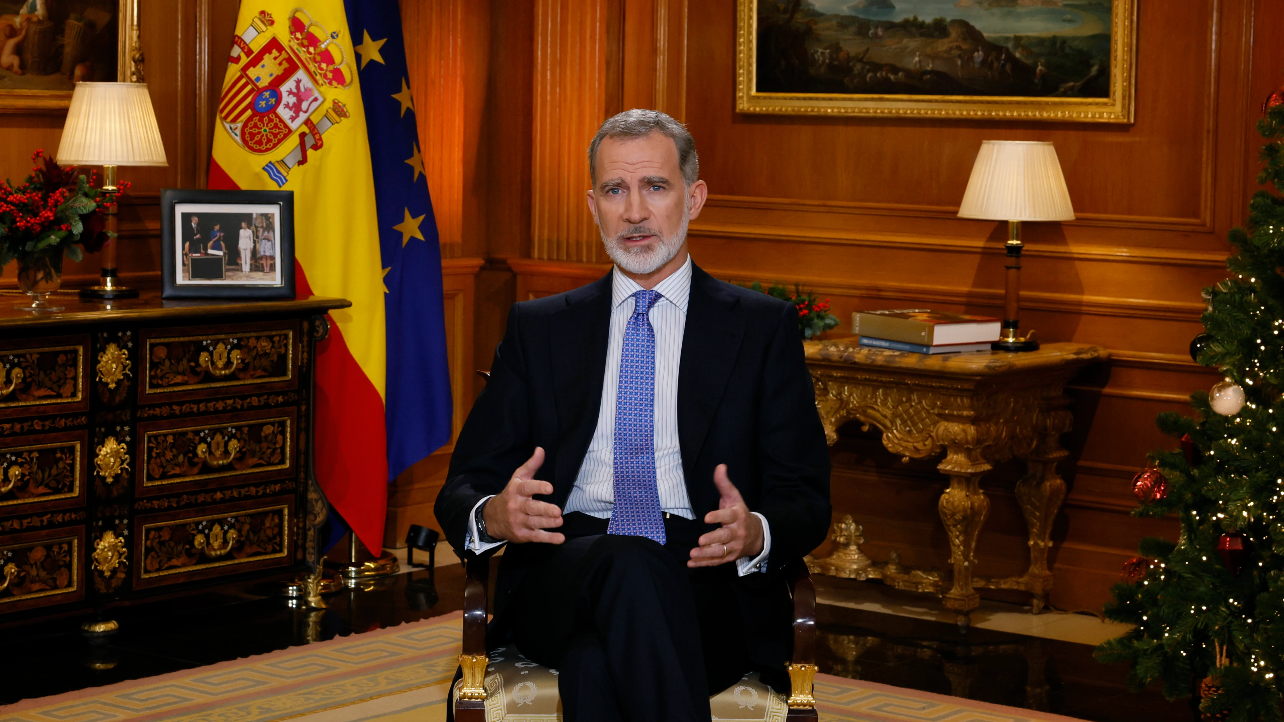 La puesta en escena del rey Felipe VI en su discurso de Nochebuena destaca la jura de la Constitución de la princesa Leonor La puesta en escena del rey Felipe VI en su discurso de Nochebuena destaca la jura de la Constitución de la princesa Leonor
