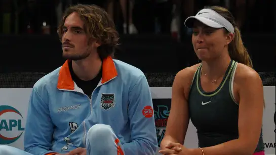 Stefanos Tsitsipas y Paula Badosa en el torneo de exhibici&oacute;n