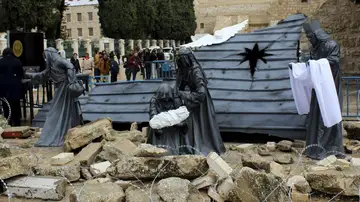 Un nacimiento en Belén muestra al Niño Jesús entre escombros Un nacimiento en Belén muestra al Niño Jesús entre escombros