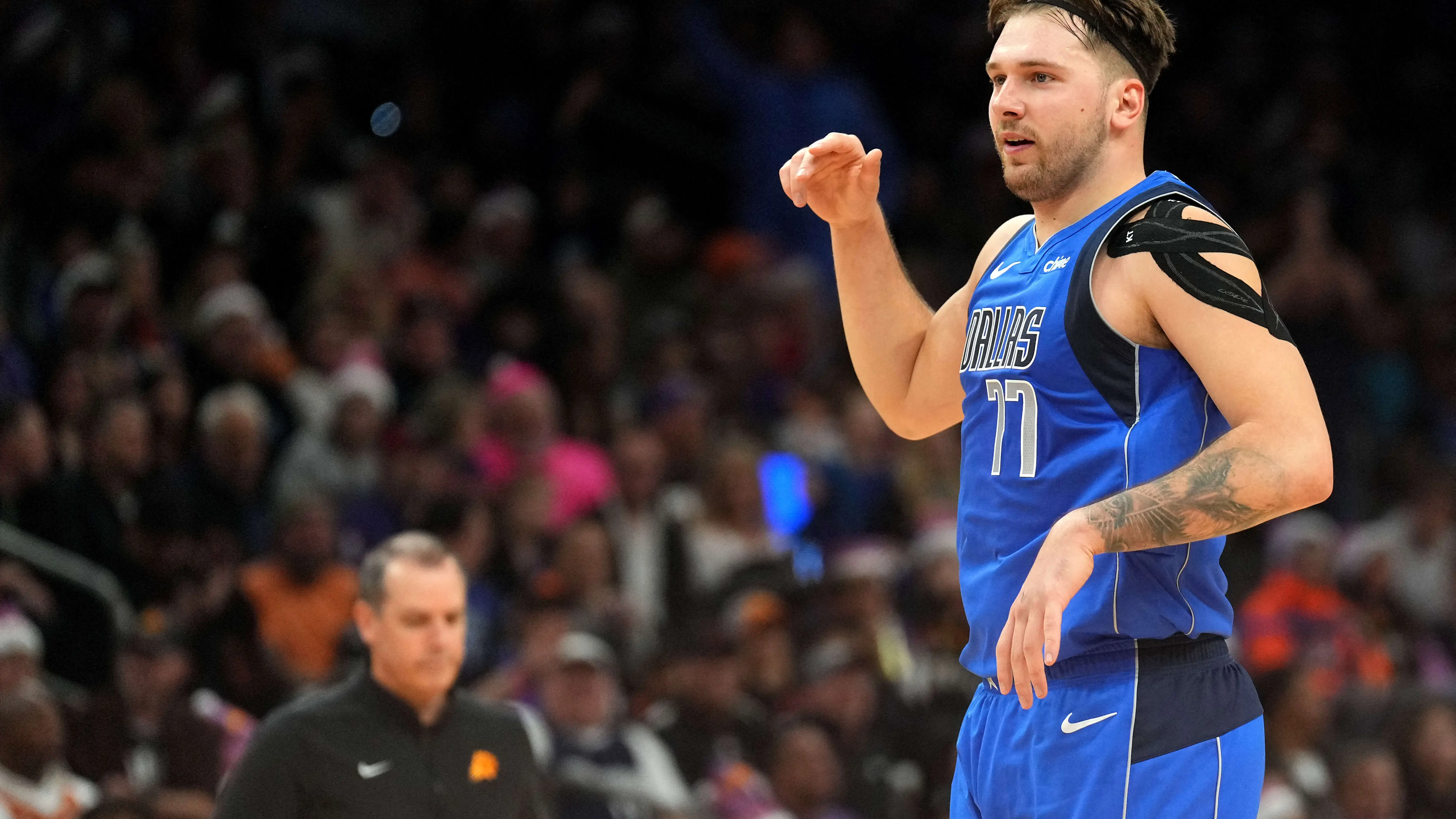 Luka Doncic celebra una canasta ante los Suns Luka Doncic celebra una canasta ante los Suns