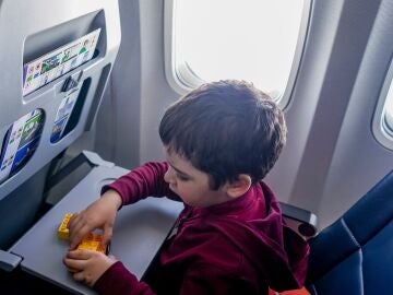 Imagen de archivo de un niño en un avión