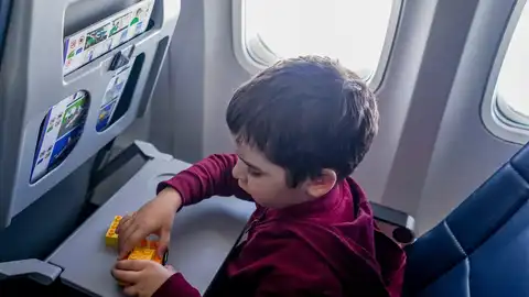 Imagen de archivo de un niño en un avión Imagen de archivo de un niño en un avión