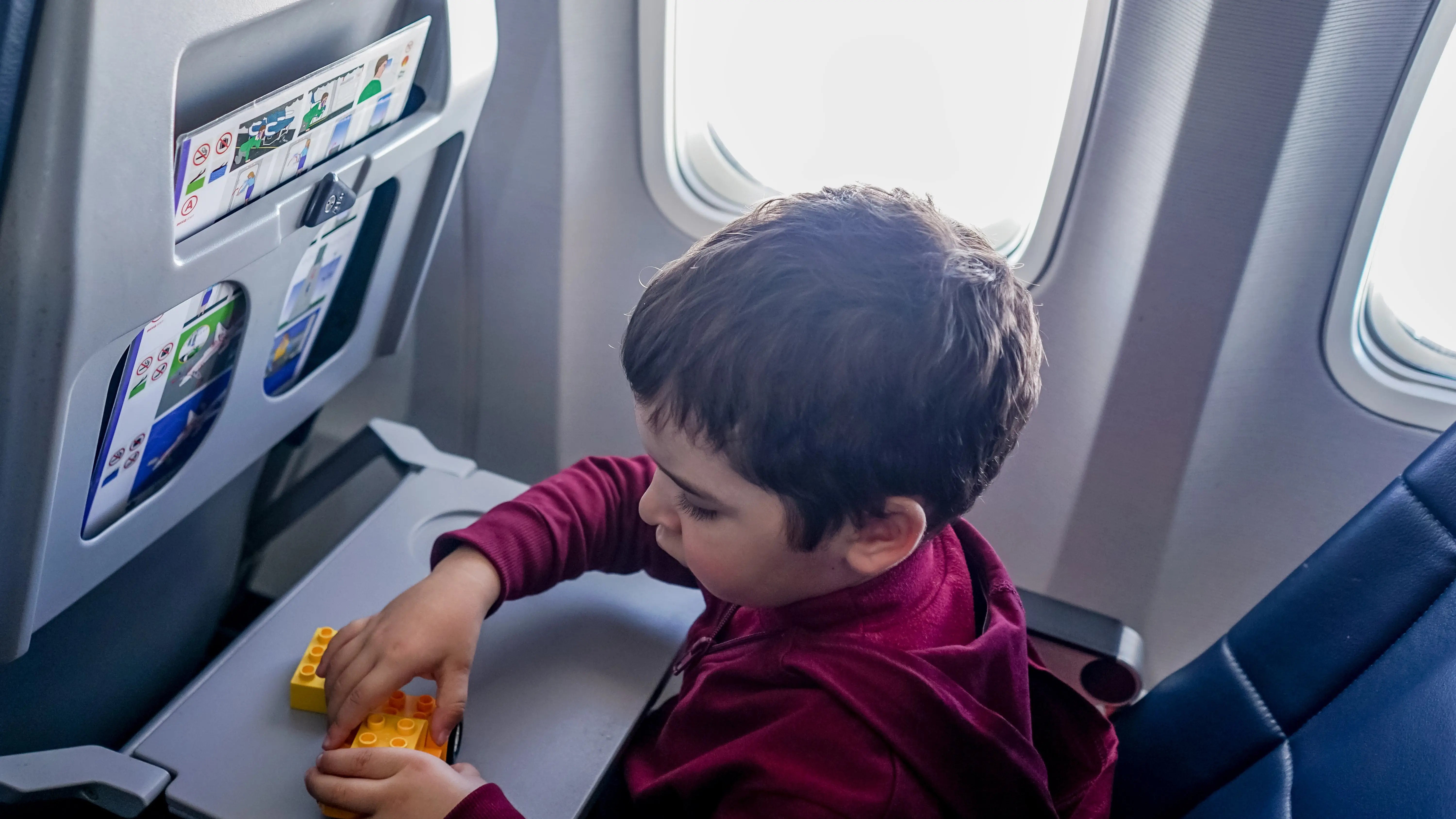 Imagen de archivo de un ni&ntilde;o en un avi&oacute;n