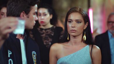Halit se declara a Yildiz en plena fiesta mientras la policía detiene a Zehra… ¡por drogas!