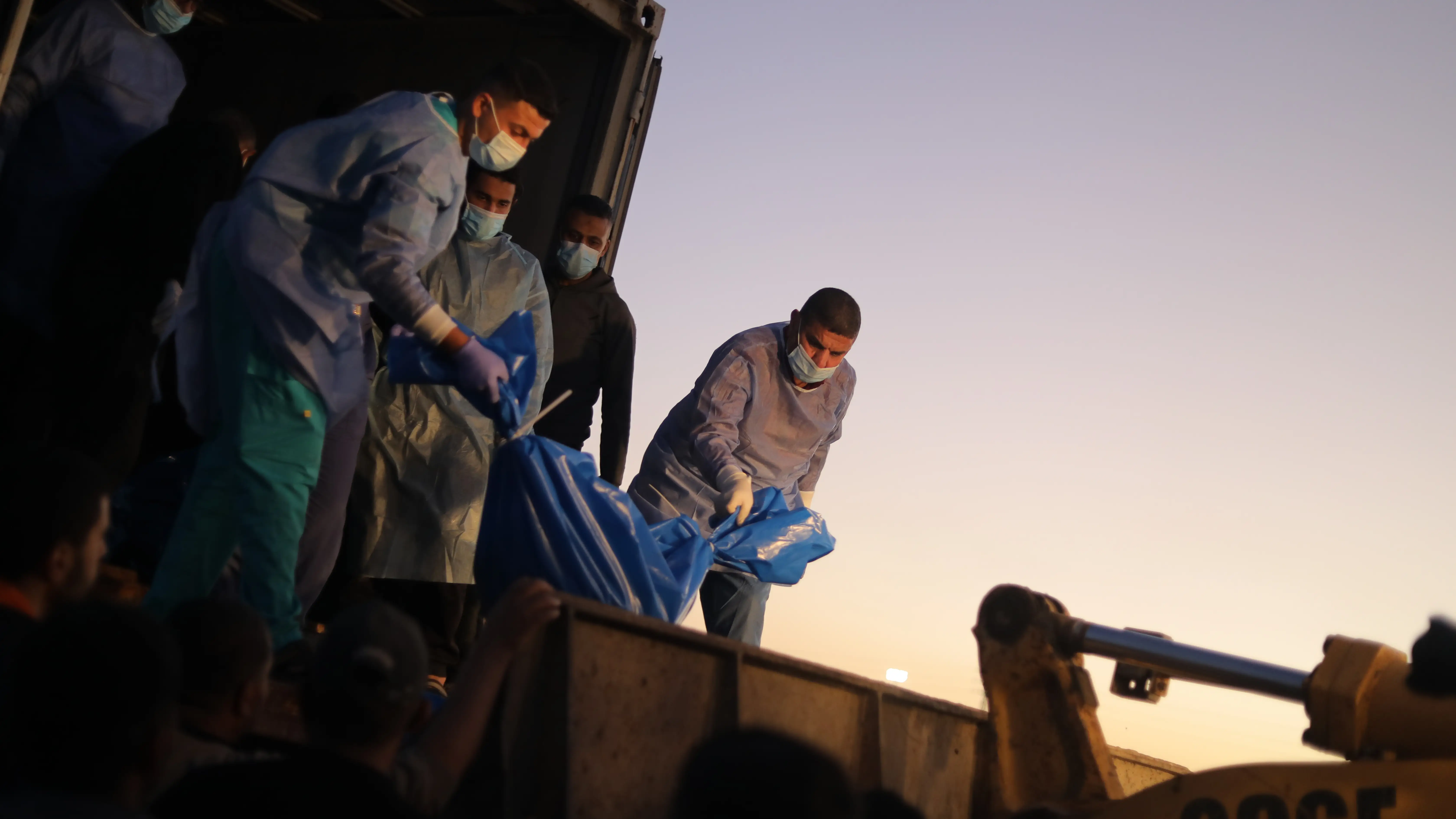 Decenas de cad&aacute;veres palestinos devueltos por Israel son enterrados en una fosa com&uacute;n