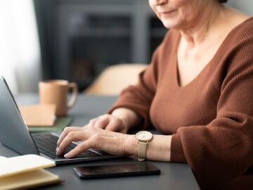Señora mayor usando un ordenador