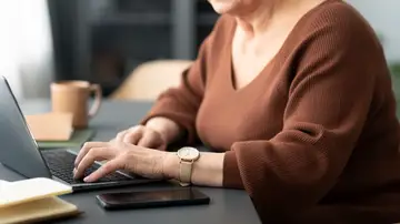Señora mayor usando un ordenador
