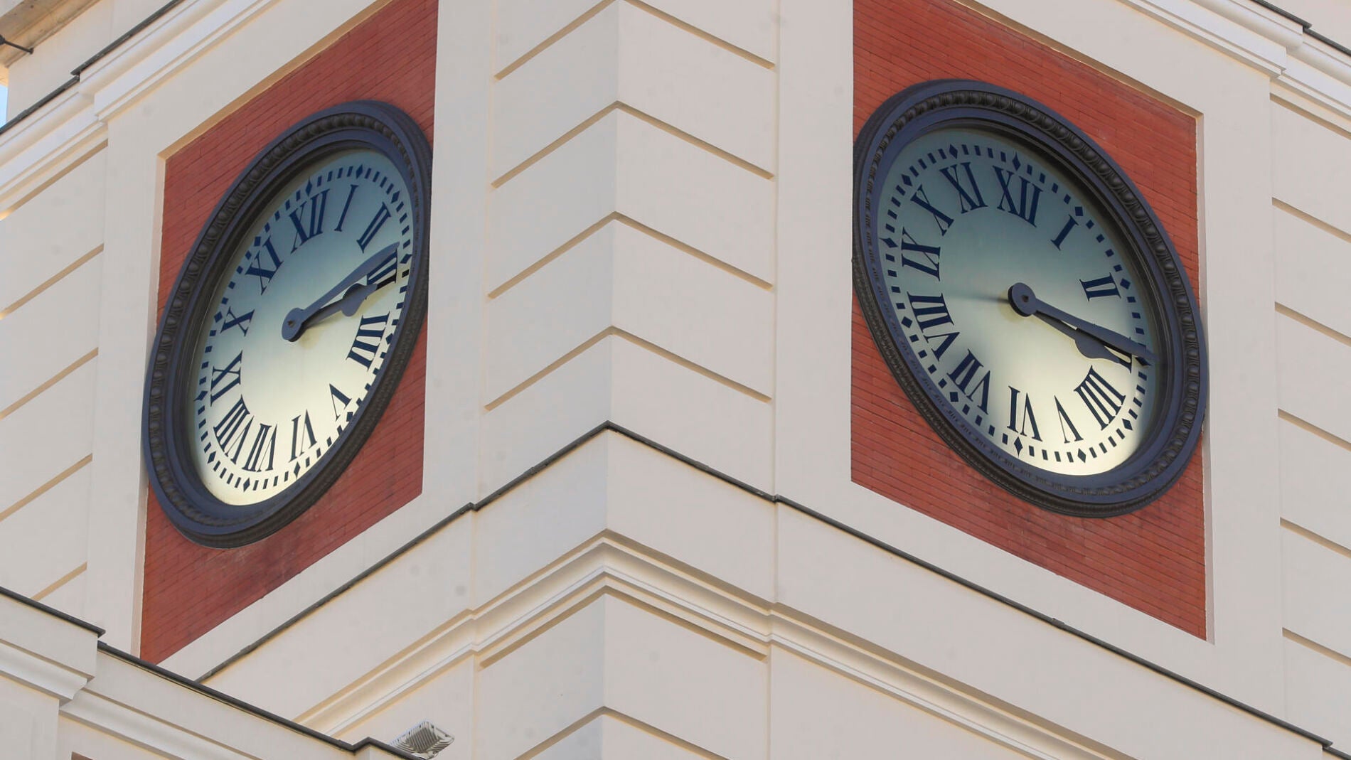 Por qu el reloj de la Puerta del Sol marca las cuatro con IIII y