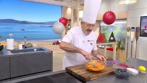 Viérteles encima la mezcla de vino, ajo, hierbas y pimentón, y úntalos bien Viérteles encima la mezcla de vino, ajo, hierbas y pimentón, y úntalos bien