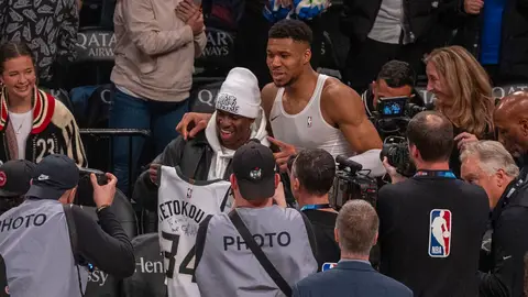 Giannis Antetokounmpo se fotografía con Vinícius Giannis Antetokounmpo se fotografía con Vinícius