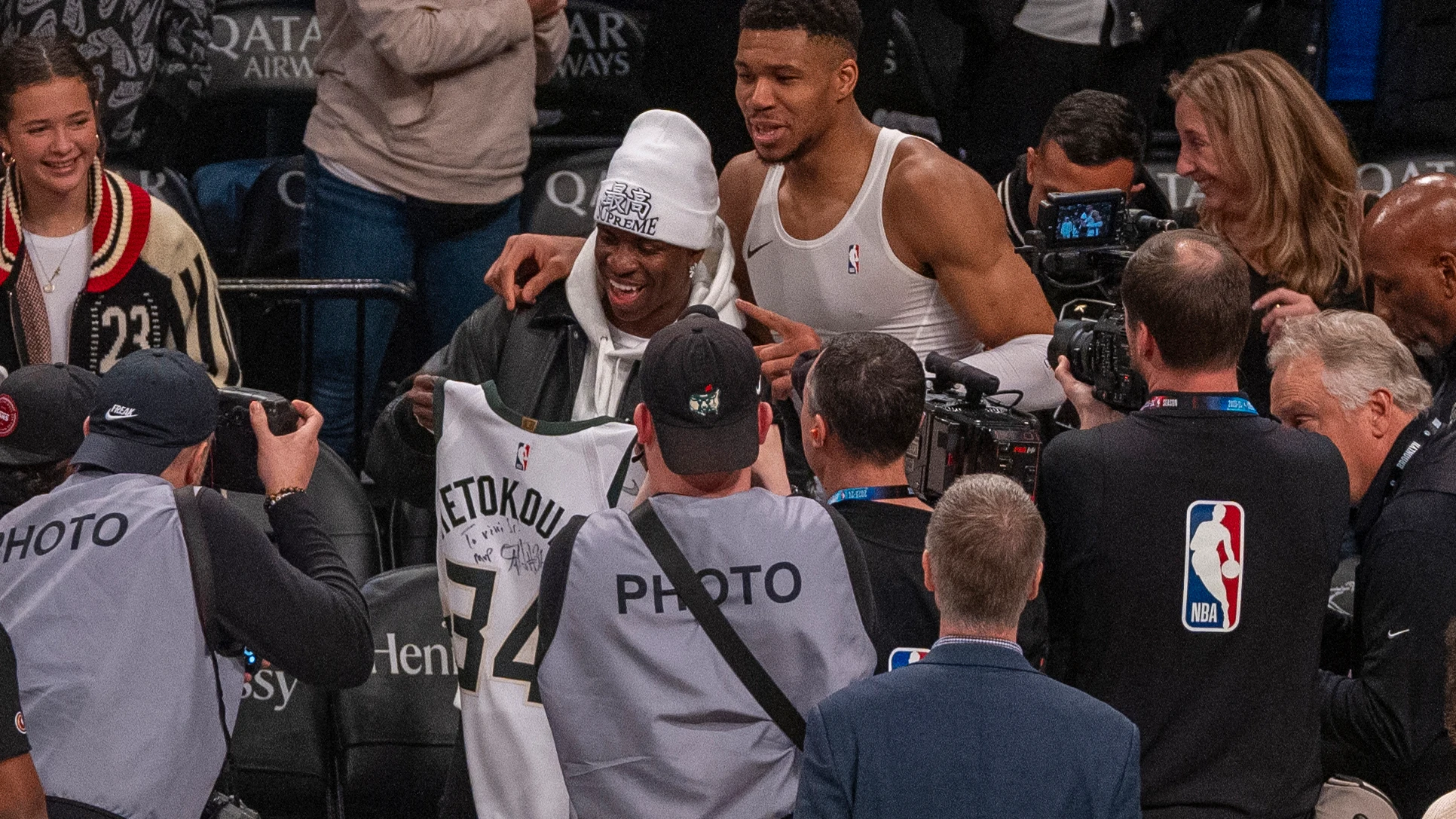 Giannis Antetokounmpo se fotograf&iacute;a con Vin&iacute;cius