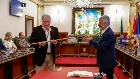 Joseba Asiron recibe el bastón de mando