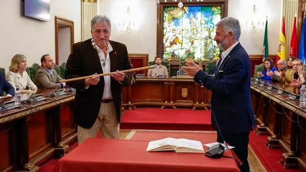Joseba Asiron recibe el bastón de mando Joseba Asiron recibe el bastón de mando