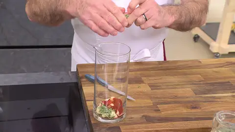 Agrega el pimentón, las ramas de romero y de tomillo Agrega el pimentón, las ramas de romero y de tomillo