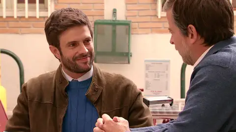 Román demuestra a Marcelino que su amor por Lola es sincero: "Haré todo lo posible por hacerla feliz" Román demuestra a Marcelino que su amor por Lola es sincero: "Haré todo lo posible por hacerla feliz"