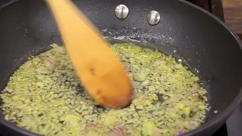 Pela las chalotas, córtalas en daditos, añádelas a la sartén Pela las chalotas, córtalas en daditos, añádelas a la sartén