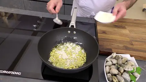 Agrega la harina y rehógala brevemente Agrega la harina y rehógala brevemente