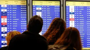 Imagen de archivo de varios viajeros consultando un panel informativo con el estado de vuelos en el aeropuerto Adolfo Suárez-Madrid Barajas. Imagen de archivo de varios viajeros consultando un panel informativo con el estado de vuelos en el aeropuerto Adolfo Suárez-Madrid Barajas.