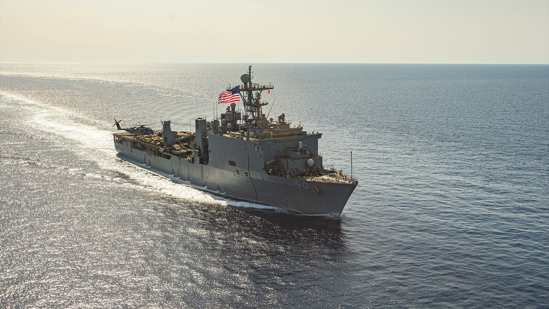 Foto de archivo del buque USS Carter Hall, que atraviesa el Mar Rojo.