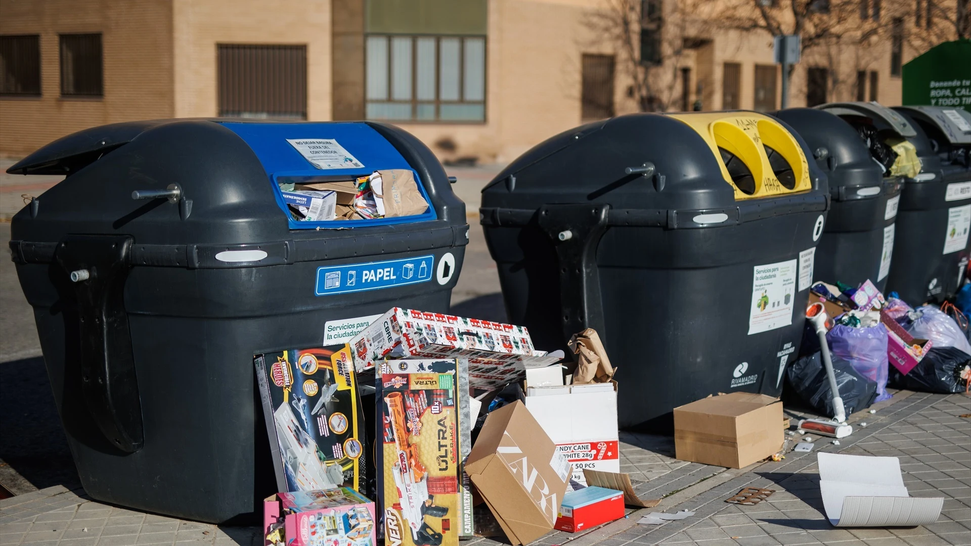 Contenedores de papel y cart&oacute;n repletos de envoltorios de regalos