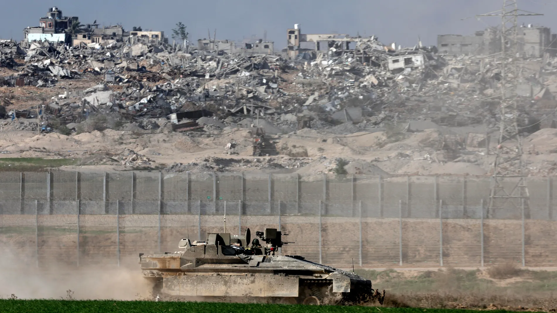 Un tanque israelí cerca de la franja de gaza