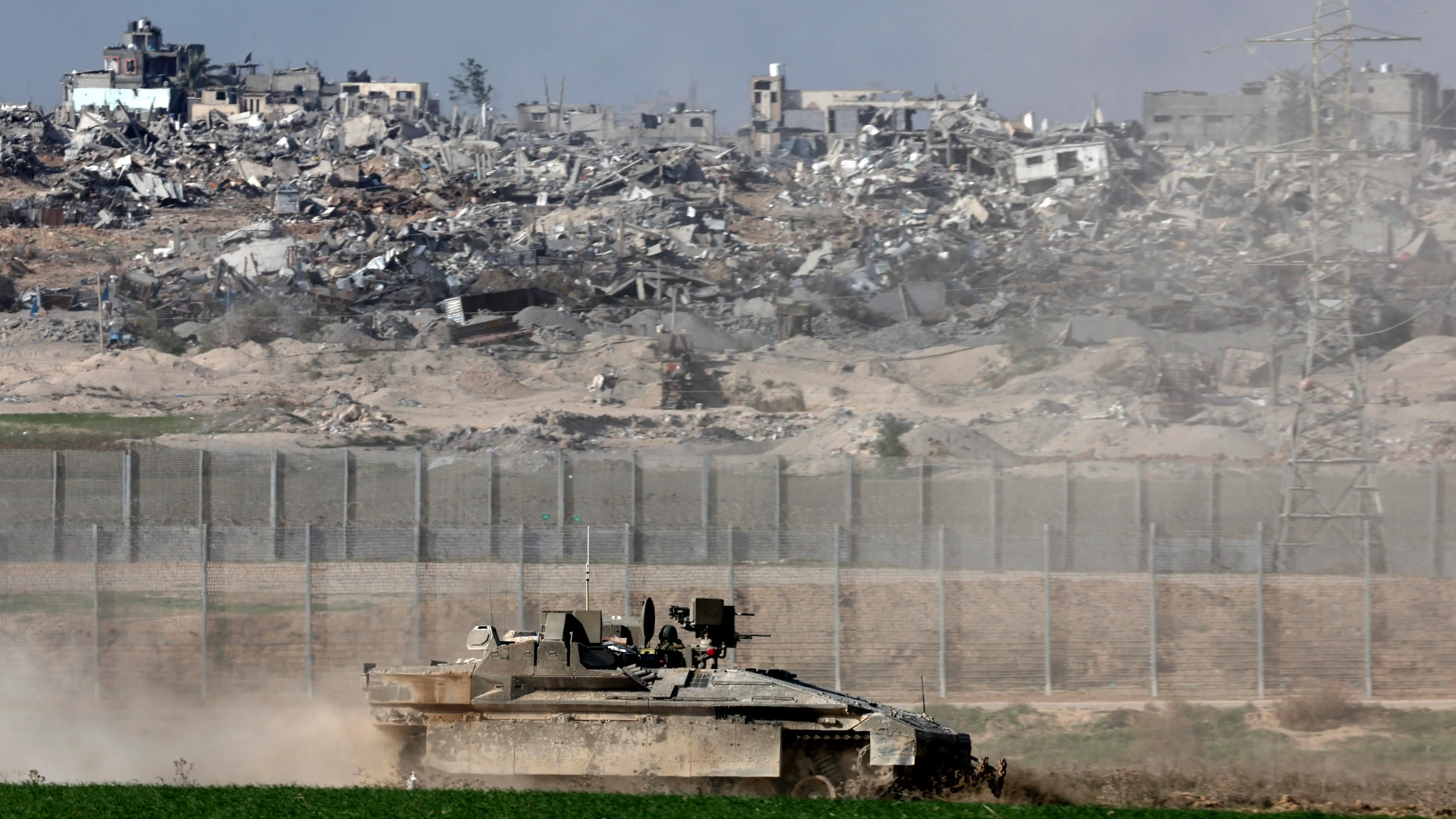 Un tanque israelí cerca de la franja de gaza Un tanque israelí cerca de la franja de gaza