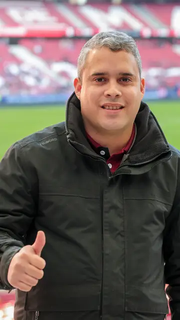 José Fernando posando ante los medios José Fernando posando ante los medios