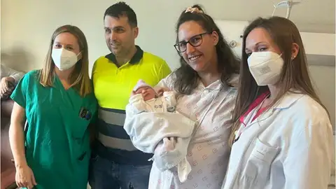 El pequeño Kyliam junto a sus padres El pequeño Kyliam junto a sus padres