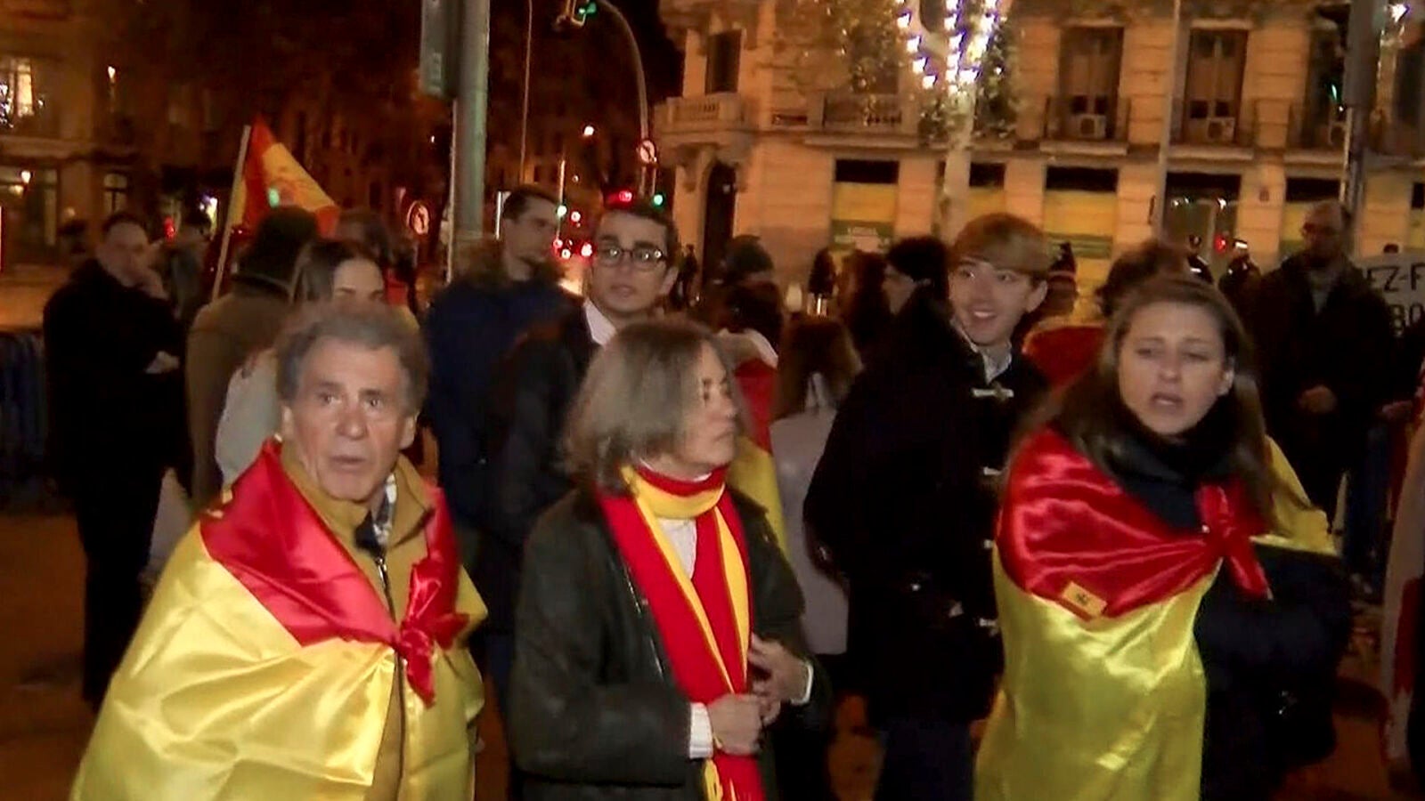 Se toman las uvas frente a la sede del PSOE en Ferraz para protestar por la amnistía