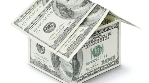 Imagen de una casa hecha con billetes Imagen de una casa hecha con billetes