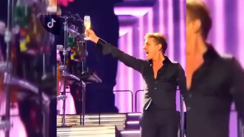 Luis Miguel recibe el 2024 cantando y muy bien acompañado por Paloma Cuevas y su hija Michelle Salas Luis Miguel recibe el 2024 cantando y muy bien acompañado por Paloma Cuevas y su hija Michelle Salas